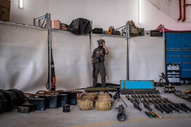 Dans une base militaire du sud d’Israël, le matériel et les munitions que les assaillants du Hamas ont utilisés lors de l’attaque du 7 octobre, le 20 octobre 2023.