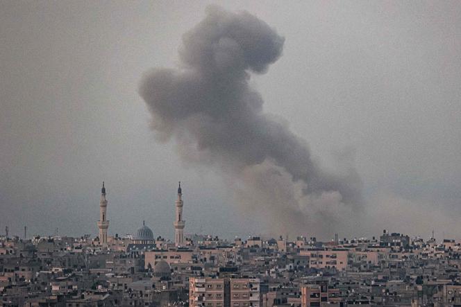 TOPSHOT - A smoke plume billows after Israeli bombardment in Rafah in the southern of Gaza Strip on October 28, 2023 amid the ongoing battles between Israel and the Palestinian group Hamas. (Photo by SAID KHATIB / AFP)