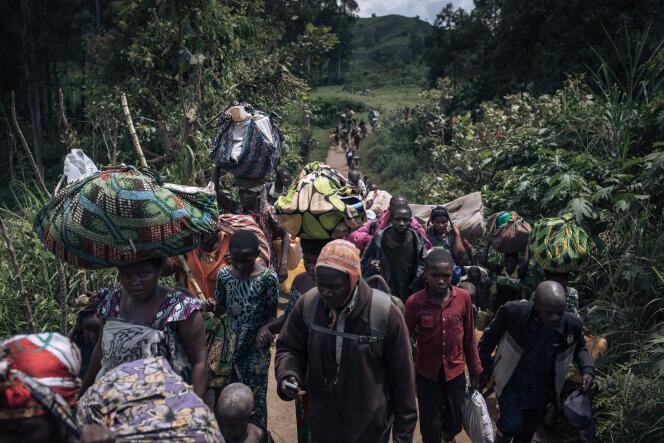Los residentes de Bambo, en el territorio de Rutshuru, a 60 kilómetros al norte de Goma, capital de Kivu del Norte, en el este de la República Democrática del Congo, huyen durante el ataque a la localidad por parte del M23, el 26 de octubre de 2023. 