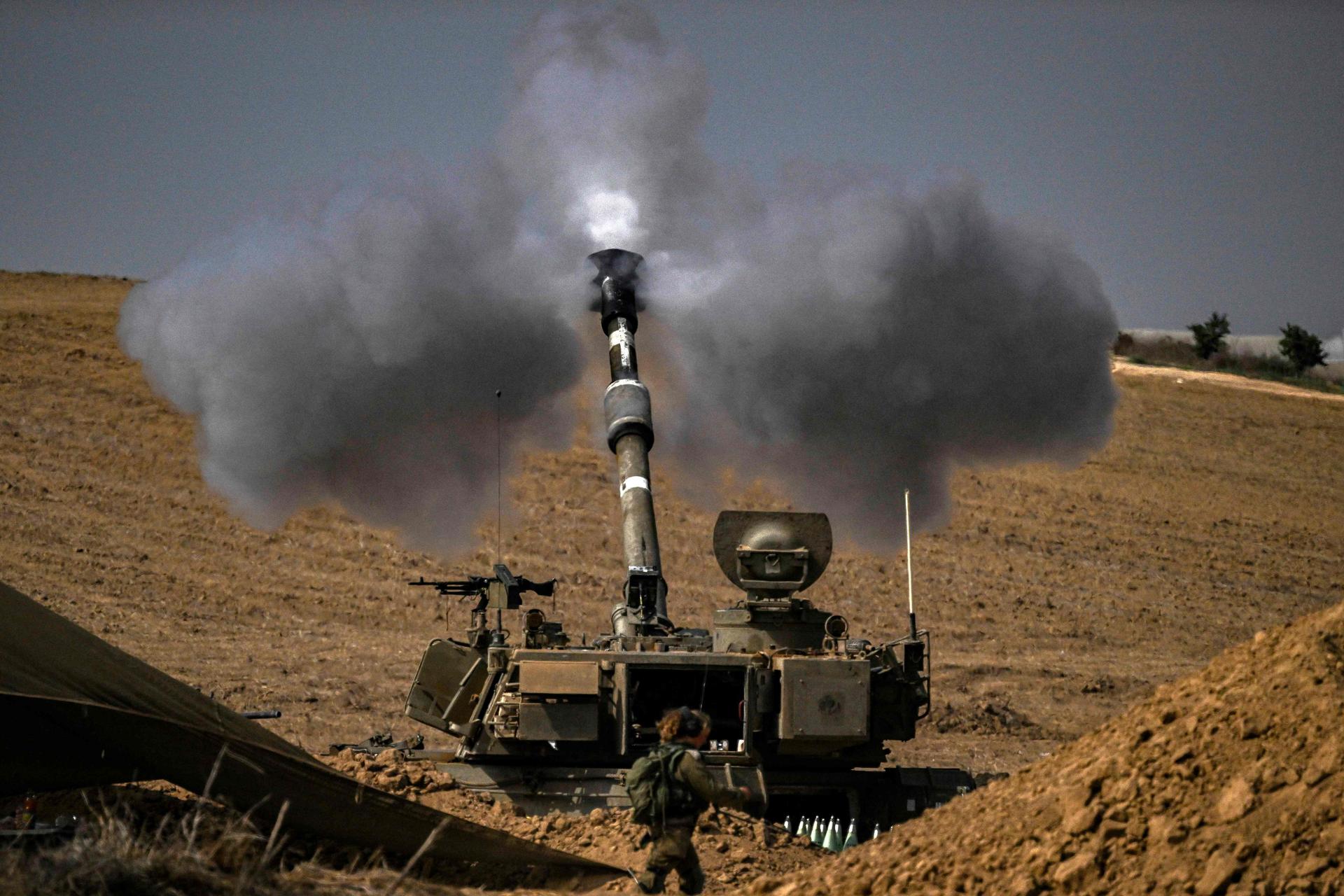 L’armée israélienne tire des obus en direction de la bande de Gaza, le 28 octobre 2023.
