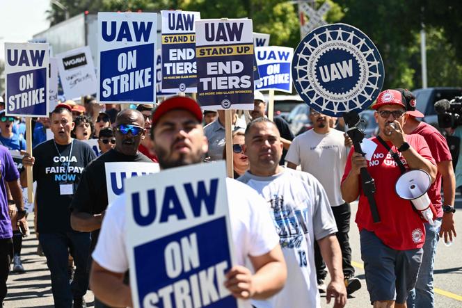 Des membres du syndicat UAW devant une usine Chrysler à Ontario (Californie), le 26 septembre 2023.