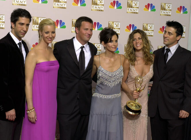 David Schwimmer, Lisa Kudrow, Matthew Perry, Courteney Cox, Jennifer Aniston y Matt LeBlanc, después de que “Friends” se coronara como mejor comedia en los premios Emmy, en Los Ángeles, en septiembre de 2002.