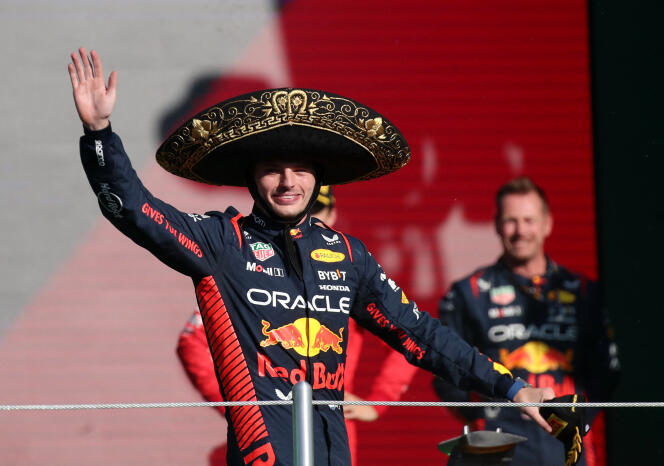 Max Verstappen en el podio tras su victoria en México, 29 de octubre de 2023.