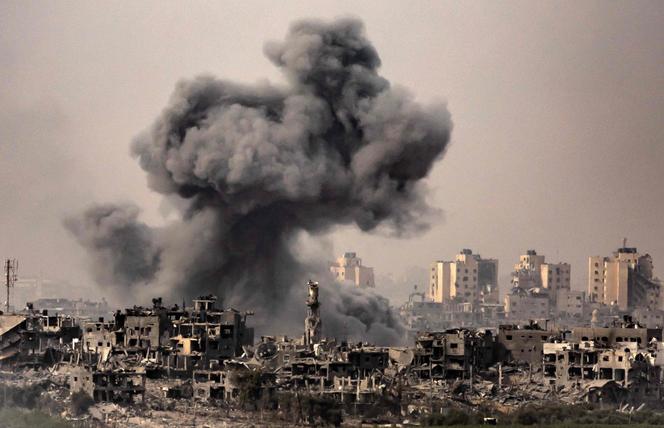 Photo prise depuis la frontière israélienne avec la bande de Gaza, le 29 octobre 2023, montrant un nuage de fumée noire s’élevant de l’enclave.