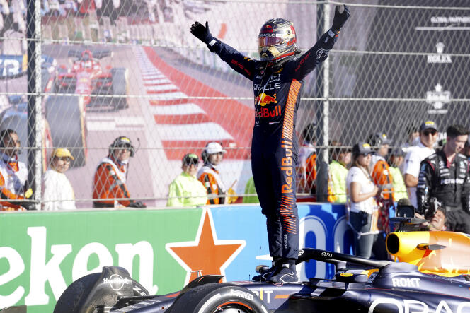 Max Verstappen celebra, sobre el morro de su Red Bull, su decimosexta victoria de la temporada, en el circuito Hermanos Rodríguez de México, el 29 de octubre de 2023.