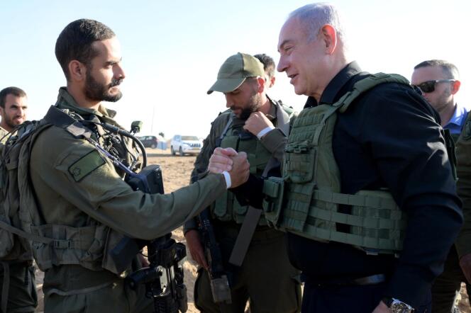 Le premier ministre israélien, Benyamin Nétanyahou, rencontre des soldats à la frontière de Gaza, le 19 octobre 2023.