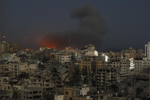 Des bâtiments détruits après des frappes aériennes israéliennes sur la ville de Gaza, lundi 30 octobre 2023.
