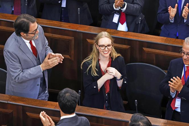 La présidente de l’assemblée constituante chilienne, Beatriz Hevia, applaudie lors de sa prise de fonction, le 7 juin, à Santiago du Chili.