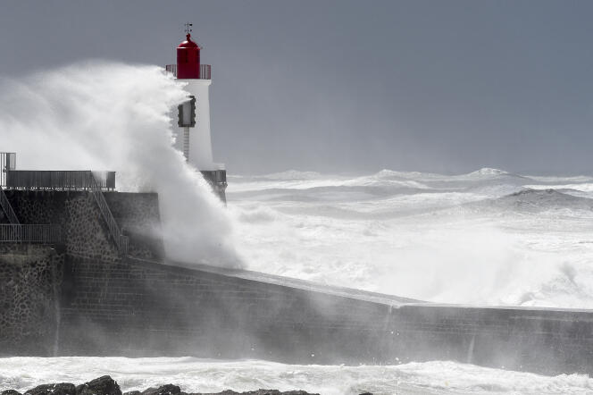 De grosses vagues frappent le phare qui guide l'entrée du port des Sables-d'Olonne, dans l'ouest de la France, le 7 juin 2019, alors que la tempête Miguel frappe la côte atlantique du pays.