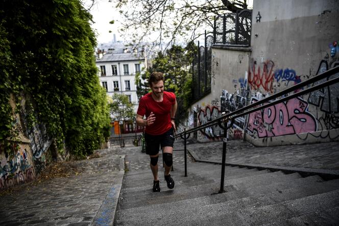 Un homme monte les escaliers en faisant des exercices près de la place du Tertre, à Paris, le 5 mai 2020.