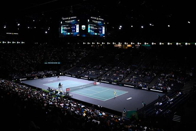 L’Espagnol Alejandro Davidovich Fokina face à l’Américain Ben Shelton lors de la première journée du Masters 1000 de tennis de Paris à l’Accor Arena, le 30 octobre 2023.