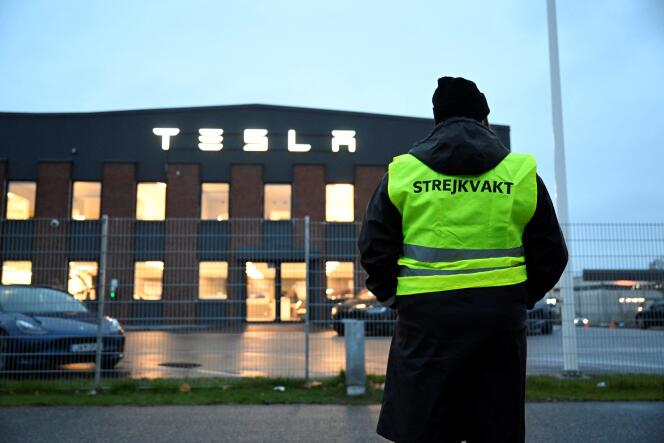 Un réprésentant du syndicat IF Metall devant un centre de services Tesla, à Segeltorp, en Suède, le 27 octobre 2023.