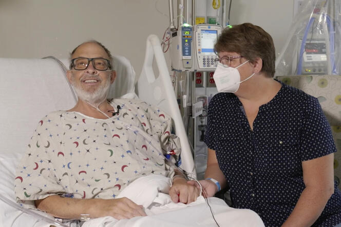 Lawrence Faucette et sa femme dans l’hôpital de l’école de médecine de l’université du Maryland, à Baltimore, en septembre 2023, avant qu’il reçoive une greffe de cœur de porc.