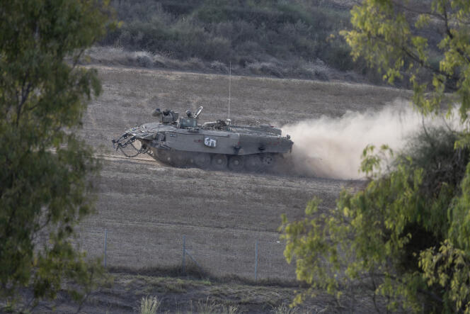 Un blindé Israélien sur une piste à Sdérot (Israël), près de la frontière de la bande de Gaza, le 29 octobre 2023.