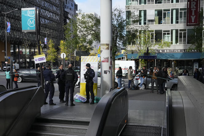Des policiers aux abords de la station de métro Bibliothèque-François-Mitterrand, à Paris, le 31 octobre 2023.