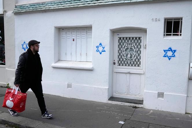 Des étoiles de David ont été taguées sur les immeubles de plusieurs arrondissements de Paris.