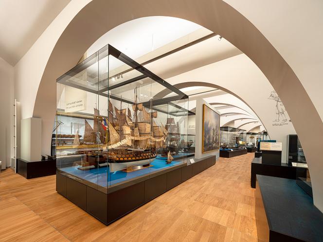 El aroma llamado “Sea Sillage” se difunde en el museo mediante micronebulización, que transforma el perfume líquido en una nube de finas partículas.