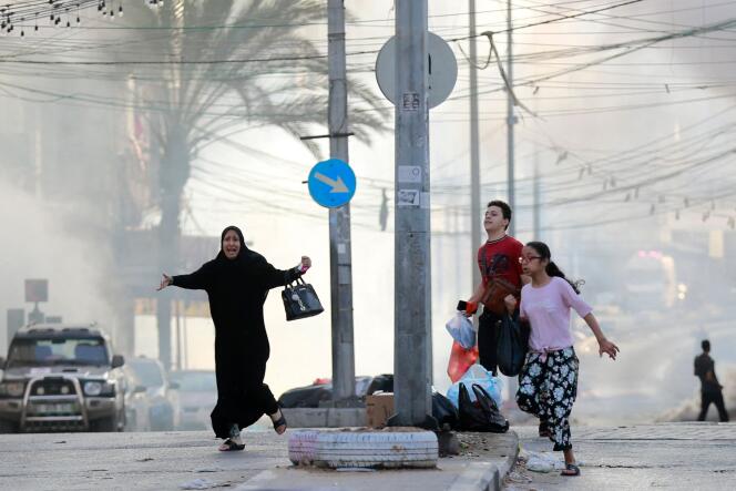 Des Palestiniens courent se mettre à l’abri après une attaque israélienne dans la ville de Gaza, le 1er novembre 2023.