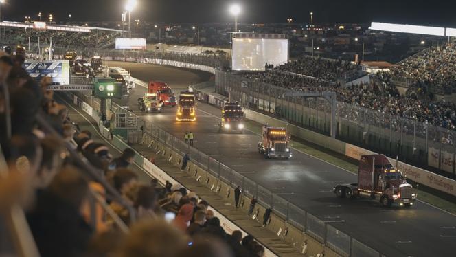 Image des 24 Heures du Mans camions extraite du documentaire « Routiers, les forçats du bitume ».