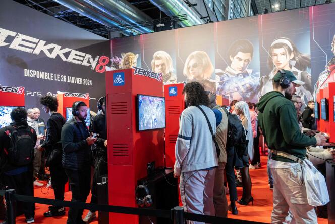 Des bornes en enfilade sur l’espace dédié au jeu de combat « Tekken 8 », présenté en avant-première par Bandai-Namco, le 1er novembre 2023 lors de la Paris Games Week.