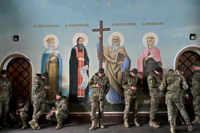 Soldados ucranianos en la Catedral de San Miguel en Kiev, 1 de noviembre de 2023.