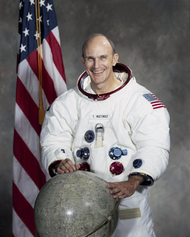 Niedatowane zdjęcie NASA przedstawia astronautę Thomasa Mattingly'ego.