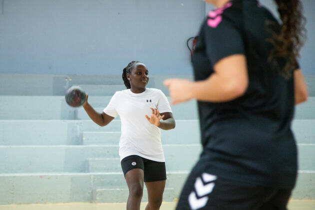 Hadama, 14 ans, arrière au sein du club Aulnay Handball et élève de la section handball du collège Victor-Hugo, le 26 octobre 2023,au gymnase Scohy,  un des lieux d’entraînement du club, à Aulnay-sous-Bois (Seine-Saint-Denis).