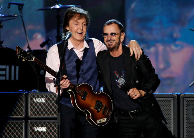 Paul McCartney (po lewej) i Ringo Starr występują podczas nagrywania piosenki 