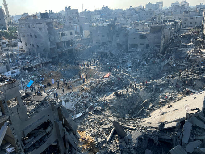 Los residentes buscan entre los escombros tras el bombardeo del campo de Jabaliya por parte del ejército israelí el 1 de noviembre en la Franja de Gaza.