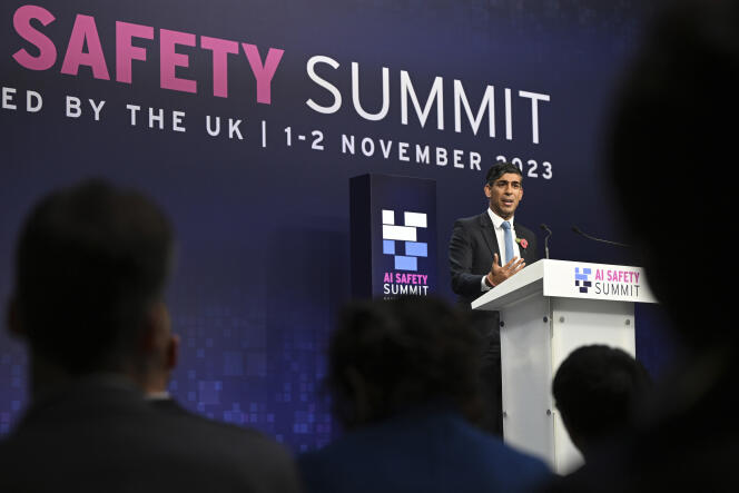 El primer ministro británico, Rishi Sunak, en la clausura de la primera cumbre internacional sobre los riesgos de la IA, en Bletchley Park, Reino Unido, el 1 de noviembre de 2023.