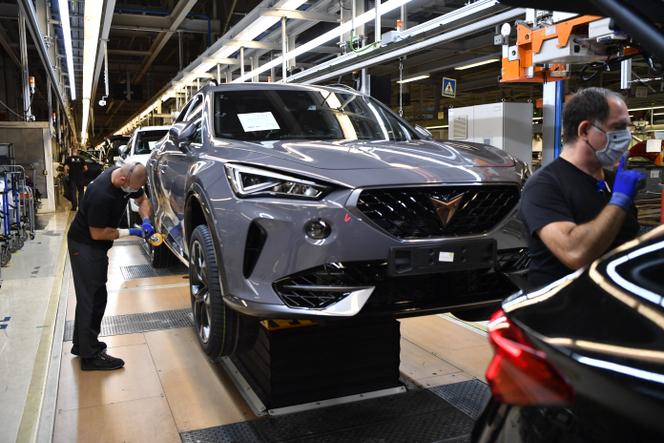 Une ligne de production de la Cupra Formentor, dans l’usine du constructeur automobile espagnol SEAT, à Martorell (Espagne), le 29 septembre 2020.
