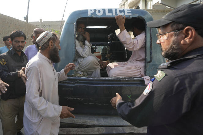Des policiers pakistanais arrêtent des migrants en situation irrégulière, dans un quartier de Karachi, le jeudi 2 novembre 2023.