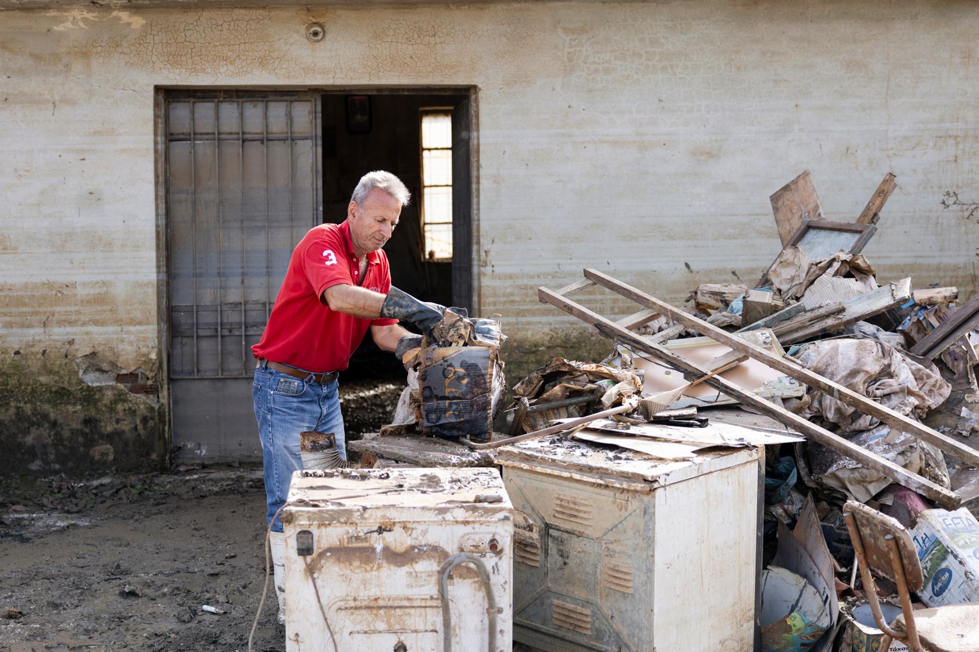 Manthos Kolonas, de 63 años, limpia su casa dañada por una inundación en Vlochos, Grecia, el 1 de noviembre de 2023.