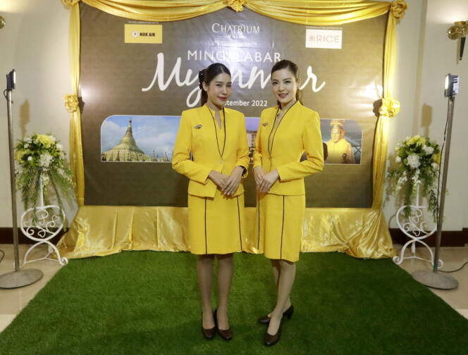 Le personnel de la compagnie aérienne Nok Air lors du lancement du programme « Mingalarbar Myanmar », qui vise à promouvoir la Birmanie comme destination touristique auprès des Thaïlandais, au Chatrium Hotel Royal Lake, à Rangoun, le 23 septembre 2022. 