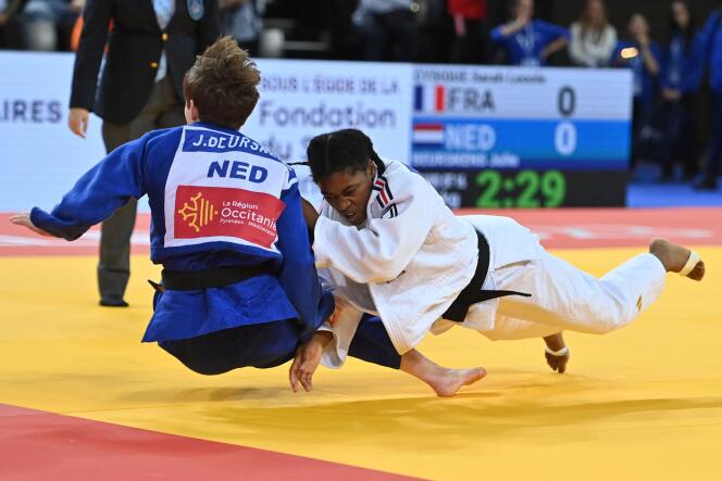 Sarah Léonie Cysique (blanca) durante su lucha contra la holandesa Julie Beurskens en menos de 57 kg durante el Campeonato de Europa de judo, en el Sud de France Arena de Montpellier, el 3 de noviembre de 2023. 
