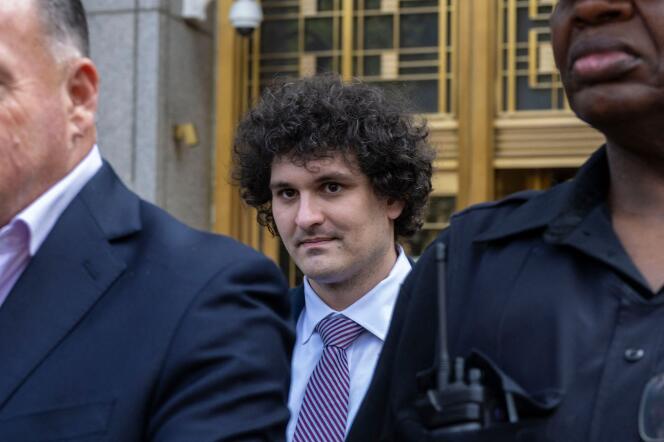 Sam Bankman-Fried sale del tribunal después de una audiencia en Nueva York el 26 de julio de 2023.