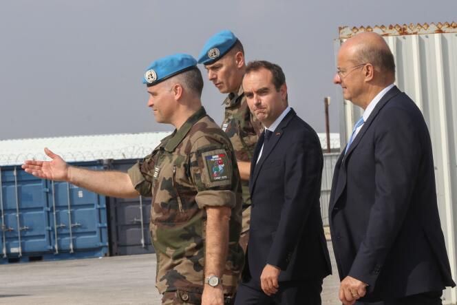 Le ministre français des armées Sébastien Lecornu visite la base du contingent français de la Force intérimaire des Nations unies au Liban (FINUL) dans le village de Deir Kifa, au sud du Liban, le 2 novembre 2023.