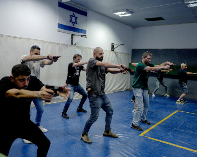 Des citoyens israéliens participent à une formation au maniement des armes au club de tir de Kfar Saba, au nord de Tel-Aviv (Israël), le 31 octobre 2023.