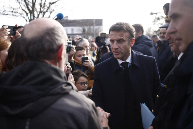Emmanuel Macron, en visite à Plougastel-Daoulas (Finistère), après le passage de la tempête Ciaran, le 3 novembre 2023.
