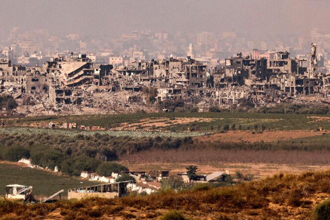 Edificios destruidos por los bombardeos israelíes vistos desde Israel, 3 de noviembre de 2023.