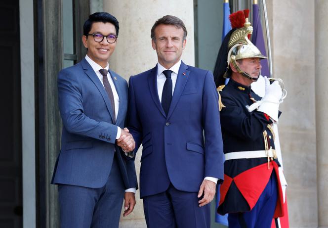Le chef de l’Etat malgache Andry Rajoelina avec le président français Emmanuel Macron, le 9 juin 2023, à l’Elysée, à Paris.