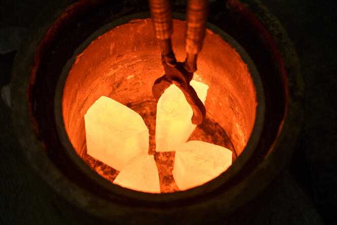 Una lega di palladio viene riscaldata in un crogiolo prima della lavorazione meccanica nello stabilimento Kraszvetmet di Krasnoyarsk, in Russia, il 31 gennaio 2023.