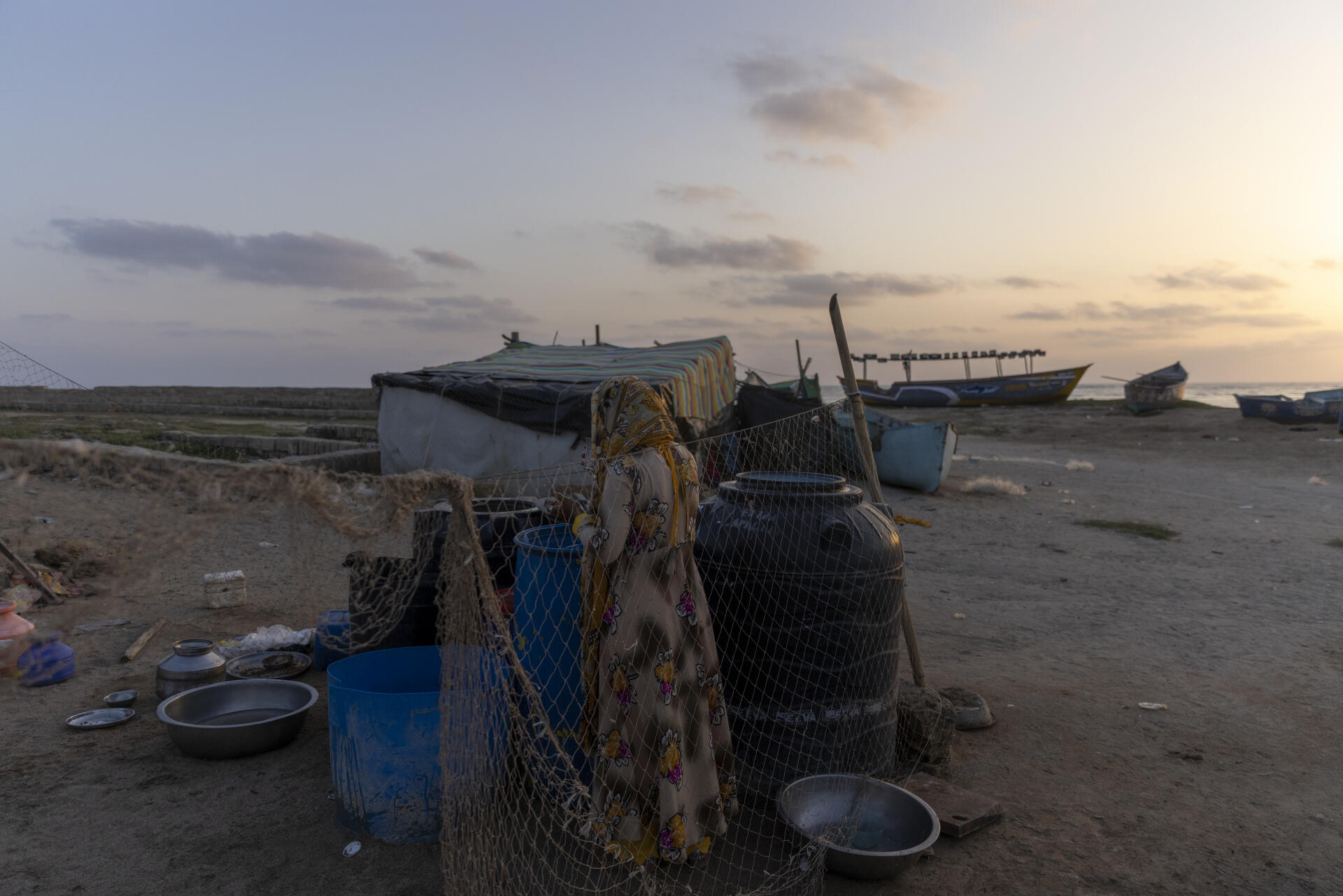 Des familles de pêcheurs musulmans déplacées vivent dans des tentes sur la plage du village de Rupen, dans le Gujarat, le 5 octobre 2023. 