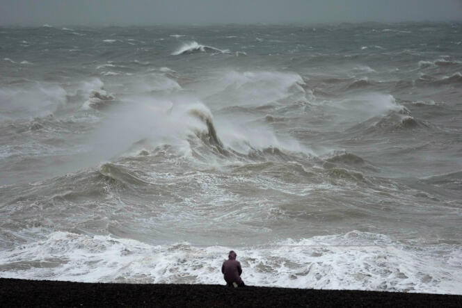 Las olas chocan contra el puerto de Newhaven, en el sur de Inglaterra, el jueves 2 de noviembre de 2023. 