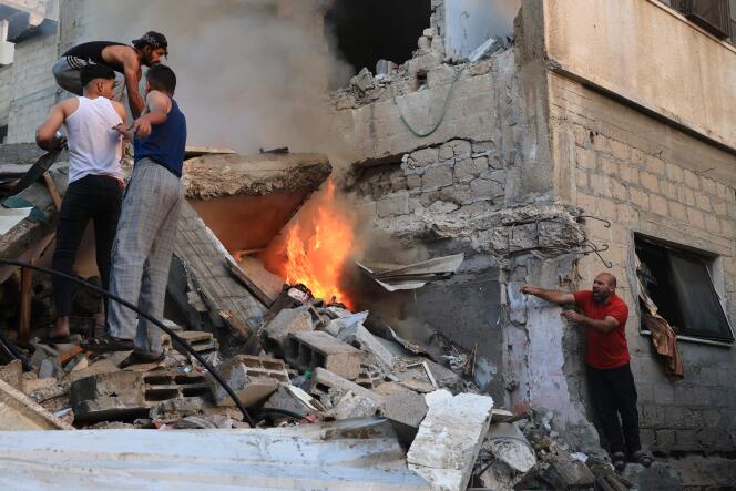 Des Palestiniens recherchent des survivants dans les décombres d’un immeuble touché par des frappes israéliennes, à Khan Younès, dans le sud de la bande de Gaza, le 4 novembre 2023. 