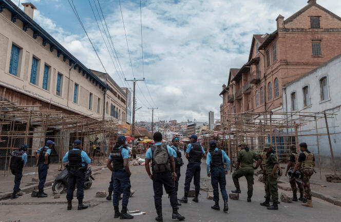 Des policiers malgaches à Antananarivo, le 4 novembre 2023, après la dispersion d’une manifestation de l’opposition.
