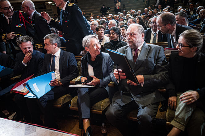 La Primera Ministra, Elisabeth Borne, a su izquierda el Guardián de los Sellos, Eric Dupond-Moretti, durante la presentación en el gran anfiteatro de la Sorbona de las medidas del gobierno para responder a la violencia urbana.  París, 26 de octubre de 2023.