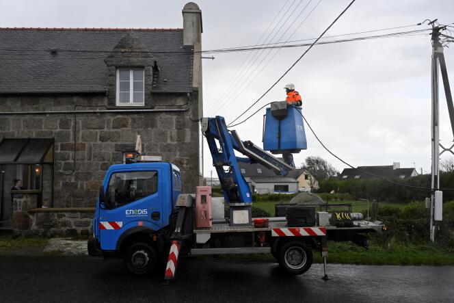 Un employé d'Enedis répare des câbles électriques à Lanildut (Finistère), le 2 novembre 2023, après le passage de la tempête Ciaran.