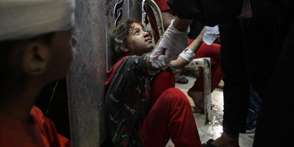 Une jeune fille blessée attend d’être soignée au service d’urgence de l’hôpital Al-Shifa après une frappe israélienne, dans la ville de Gaza, le 5 novembre 2023.