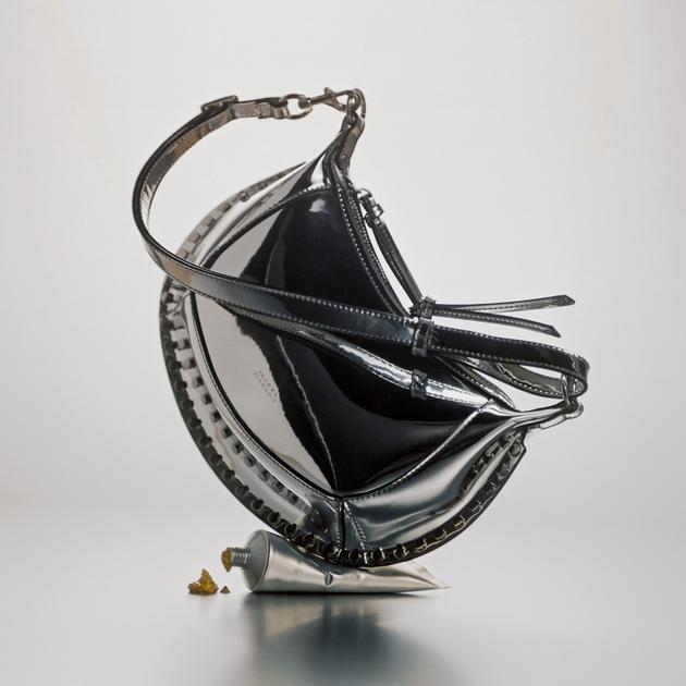 Bolso Oskan Moon de piel plateada, Isabel Marant, 750 €.